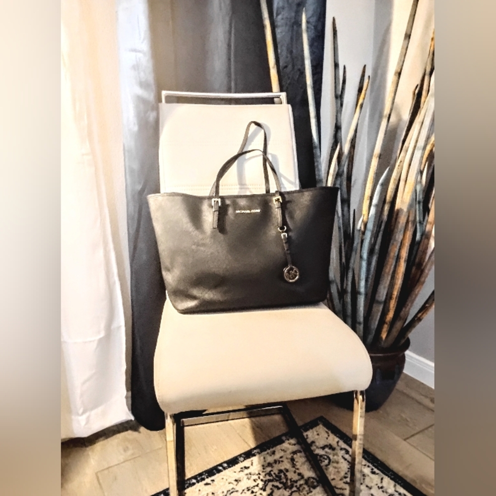 MICHAEL KORS Large Tote GUC Black - Picture 2 of 6